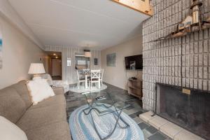 ein Wohnzimmer mit Kamin und Couch in der Unterkunft 304C One Bedroom One Bath in Oakland