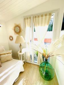ein Schlafzimmer mit einer grünen Vase mit einer Pflanze darin in der Unterkunft Casa Luciana in Saint-Priest
