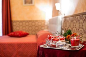 ローマにあるAffittacamere Guest House Glatimiaのホテルの部屋のテーブルにトレイ