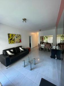 una sala de estar con un sofá y una mesa en Palermo Soho. 3 ambientes con piscina y cochera, en Buenos Aires