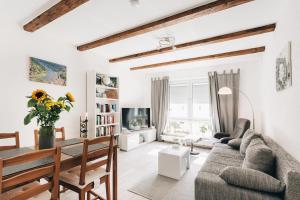 PorschdorfFeWo in ruhiger Lage am Wanderweg zum Lilienstein的客厅里有一张沙发和一张桌子。