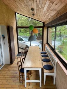 - une salle à manger avec une table et des chaises en bois dans l'établissement Holiday home Verdon with private pool and view, à Artignosc-sur-Verdon