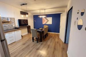 a kitchen and dining room with a table and chairs at Casa Familiar in La Rioja