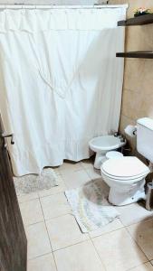 een badkamer met een toilet en een douchegordijn bij Casa Familiar in La Rioja