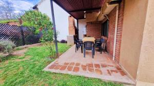 un patio con mesa y sillas en un patio trasero en Golden Apart Jujuy 2 en San Salvador de Jujuy