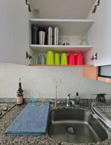 um balcão de cozinha com um lavatório e copos em Lujoso Departamento en Acapulco con Alberca y club de Playa em Acapulco