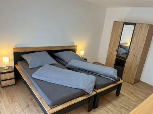 um quarto com 2 camas e um espelho em Ferienwohnung in ruhiger Lage em Thurnau