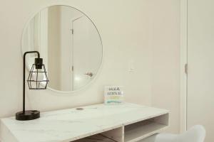 Nuotrauka iš apgyvendinimo įstaigos Elegant 2BR Apartment with In-Unit Laundry - Sheridan 102 Čikagoje galerijos