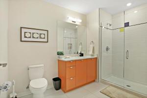 Vonios kambarys apgyvendinimo įstaigoje Elegant 2BR Apartment with In-Unit Laundry - Sheridan 102