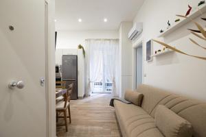 een woonkamer met een bank en een tafel bij Adelis Case Vacanza in Napels