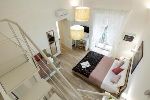 een kleine kamer met een bed en een trap bij Adelis Case Vacanza in Napels