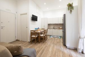 een woonkamer met een tafel en een keuken bij Adelis Case Vacanza in Napels