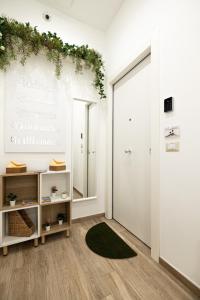 een hal met een deur en een spiegel bij Adelis Case Vacanza in Napels +21 foto's