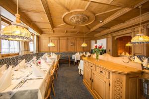 Un restaurante u otro lugar para comer en Hotel Cresta