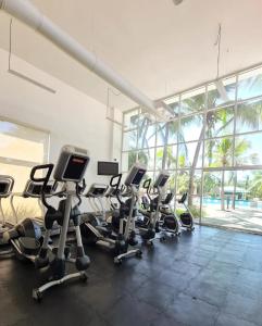 um ginásio com fileiras de bicicletas de exercício numa sala em Lujoso Departamento en Acapulco con Alberca y club de Playa em Acapulco