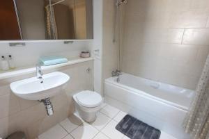 e bagno con lavandino, servizi igienici e vasca. di Spacious 2 Bed, 2 Bath apartment -The Shore, Leith a Edimburgo