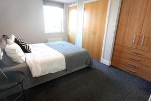 Postelja oz. postelje v sobi nastanitve Spacious 2 Bed, 2 Bath apartment -The Shore, Leith