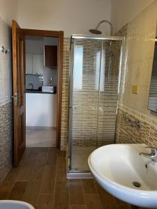 Un baño con ducha de cristal y lavabo. en Casa Francy e Casa Marty, en Tropea 35 fotos más