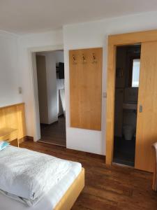 Postel nebo postele na pokoji v ubytování Haus Ortsblick