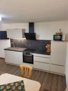 Kuchyň nebo kuchyňský kout v ubytování Haus Ortsblick