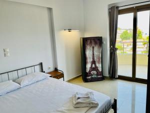 ザキントスにあるZanteaptsのベッドルーム1室(ベッド1台付)とエッフェル塔の写真