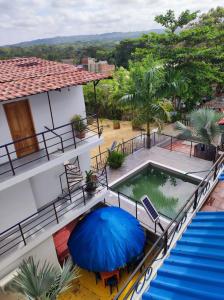 Apartamentos Vistas del Caribe Sede Campestre في كارتاهينا دي اندياس: اطلالة جوية على منزل مع مسبح