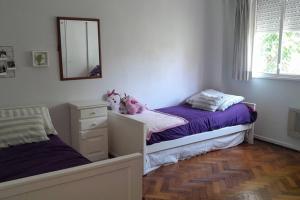1 dormitorio con 2 camas individuales y espejo en Departamento con gran terraza en Palermo Soho en Buenos Aires