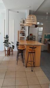 cocina con encimera y taburetes en una habitación en Departamento con gran terraza en Palermo Soho en Buenos Aires