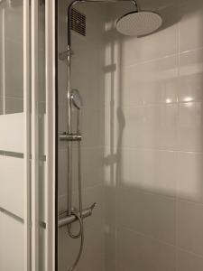 W łazience znajduje się prysznic ze szklanymi drzwiami. w obiekcie Superbe duplex vue montagne. w mieście Gréolières