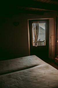 una camera con un grande letto e una finestra di La Tana della Lepre a Saint-Pierre