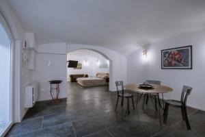 un soggiorno con tavolo e divano di Maneki Serra 1/2D a Bologna