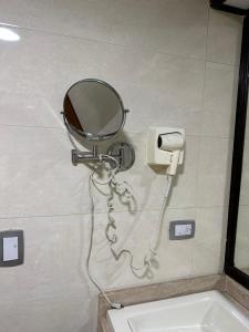 un espejo pegado a una pared en el baño en Cómodo Apartaestudio en super ubicación en Bogotá