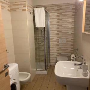 W łazience znajduje się umywalka, toaleta i prysznic. w obiekcie Central Station Suite Apartment w mieście Bari