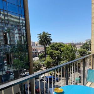balkon z niebieskim stołem i widokiem na miasto w obiekcie Central Station Suite Apartment w mieście Bari