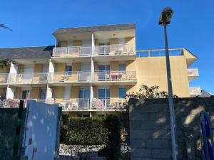 ein großes Apartmenthaus mit Balkon und Straßenbeleuchtung in der Unterkunft ESCAPADE FAMILIALE A LA MER in Quiberon