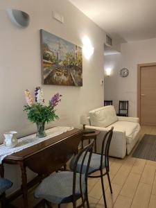 salon z łóżkiem, stołem i krzesłami w obiekcie Central Station Suite Apartment w mieście Bari