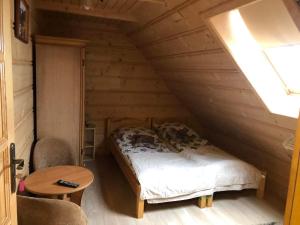 ビャウカにあるAgroturystyka Zdzisława i Kazimierz Remiaszの木製の屋根裏部屋(ベッド1台付)
