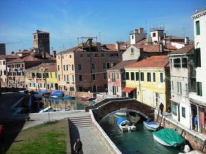 un puente sobre un río con barcos en una ciudad en Ca' Gioiosa Venice, en Venecia