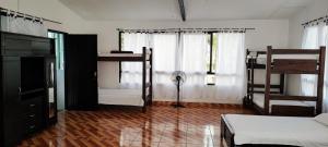キンバヤにあるFinca Hotel el Guadualの二段ベッド2台、ファンが備わる客室です。