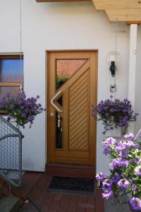 キールにあるFerienwohnung Kielの紫の花の家の木の扉
