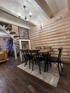 comedor con mesa y sillas en Golden Eagle Jelovica en Berane