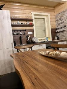 comedor con mesa de madera y barra en Golden Eagle Jelovica en Berane