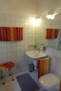 キールにあるFerienwohnung Kielのバスルーム(洗面台、トイレ付)