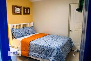 sypialnia z łóżkiem z pomarańczowym i niebieskim kocem w obiekcie D´ Yoko Village´s w mieście Pedernales