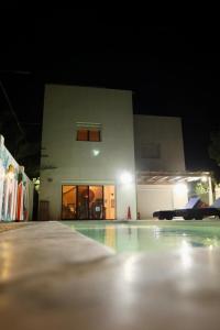 - une piscine en face d'un bâtiment la nuit dans l'établissement AMERICAN VILLA DAHAB, à Dahab