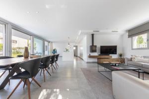 a living room with a couch and a table and chairs at Casa Chamizo in Cambrils