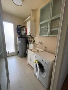 cocina con lavadora y ventana en Appartamento a Casciana Terme en Casciana Terme