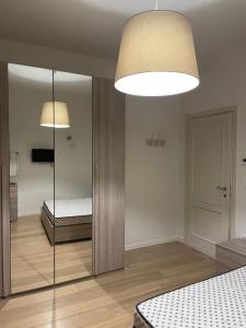 Habitación con 2 camas y espejo. en Appartamento a Casciana Terme en Casciana Terme