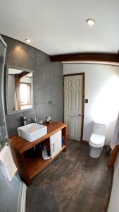 La salle de bains est pourvue d'un lavabo et de toilettes. dans l'établissement Arenaguas Beach Front House, à Matanzas