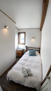 1 dormitorio pequeño con 1 cama con 2 toallas en Arenaguas Beach Front House, en Matanzas